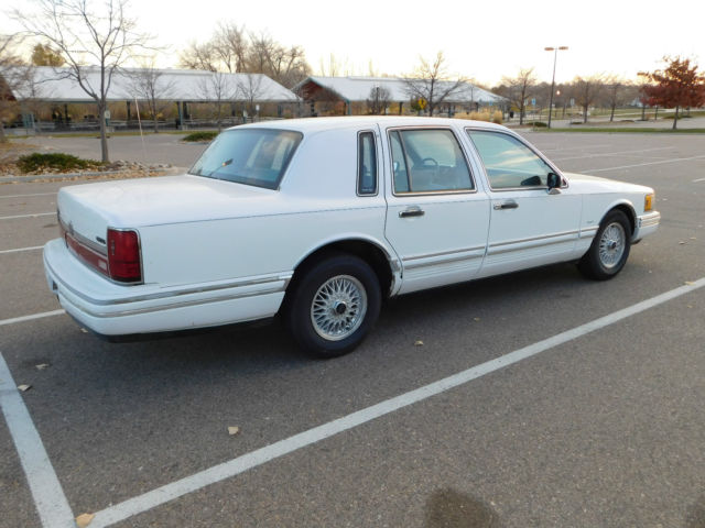 1992 Lincoln Town Car Executive 4 Door Sedan - photo 5