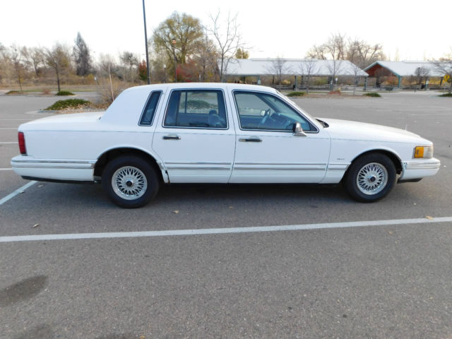 1992 Lincoln Town Car Executive 4 Door Sedan - photo 6
