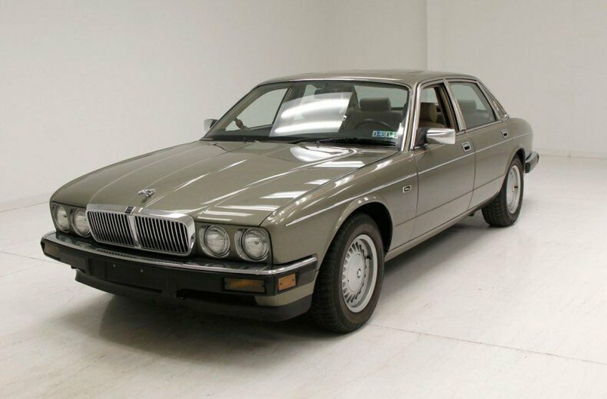 Alpine Green/Doeskin Colored Leather/Snappy I-6 3.6L EFI/Luxury Cruiser 1989 Jaguar XJ6 Vanden Plas