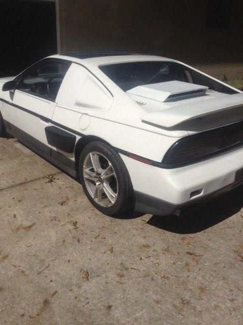 1987 Pontiac Fiero - photo 2