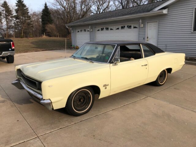 AMC 1967 REBEL 550. 2 DOOR COUPE SEDAN WITH POST. V8 AUTOMATIC 1967 AMC Rebel 550 2 DOOR POST
