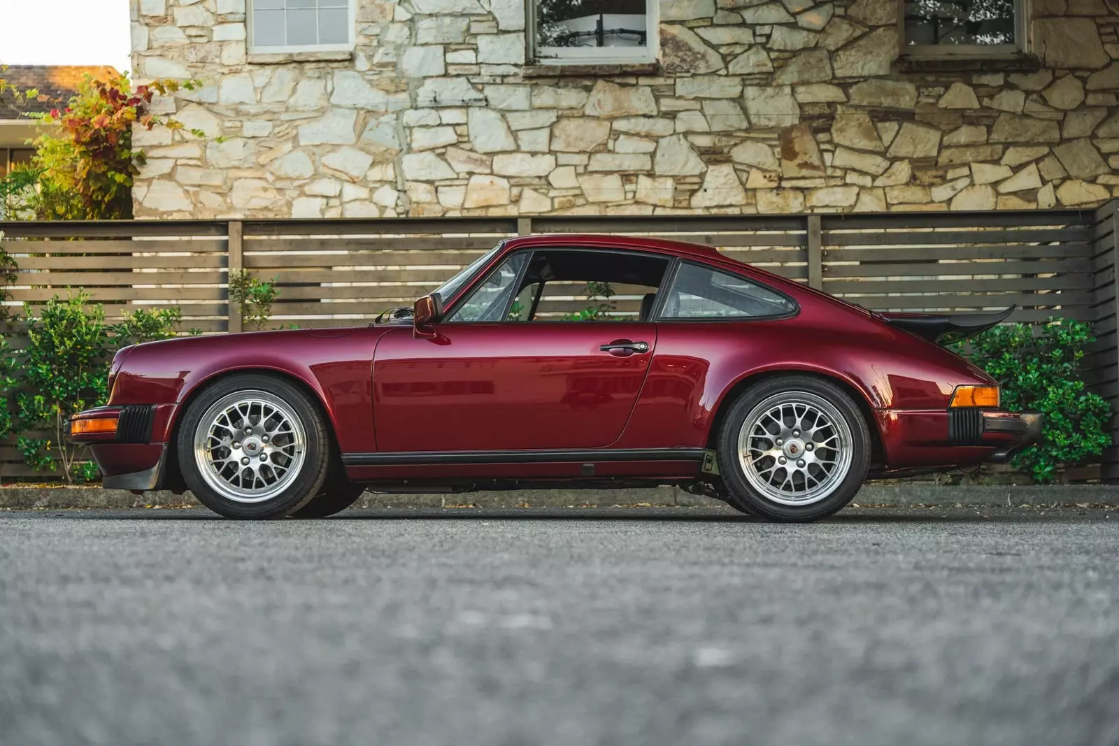 ATTENTION PORSCHE COLLECTORS AND ENTHUSIASTS! 1975 Porsche 911