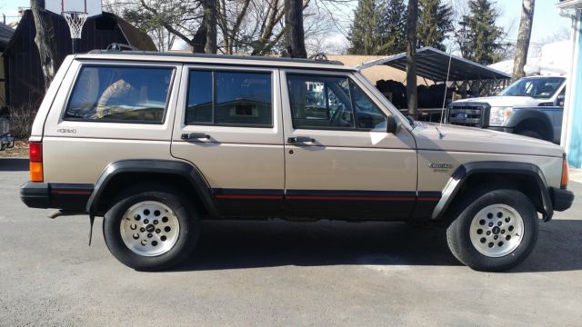 ATTN: JEEP LOVERS 1994 JEEP CHEROKEE SPORT 4X4 HIGH OUTPUT EXTRA CLEAN 1994 Jeep Cherokee Cherokee Sport