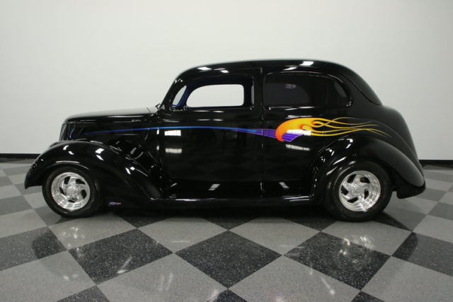 1937 Ford 2 Door Sedan - photo 2