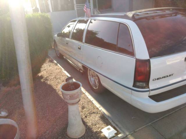 1993 Chevrolet Caprice CLASSIC WAGON - photo 2