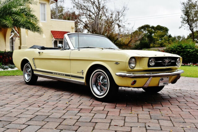 Beautiful 1964 1/2 Ford Mustang Convertible v-8 4 speed buckets console wow! 1965 Ford Mustang Convertible 4 Speed Manual, v-8 Center Console