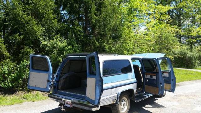 1986 Chevrolet Suburban C20 HD Custom Deluxe - photo 4