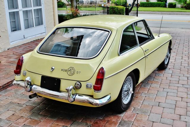 1969 MG MGB GT Coupe Restored 4-Speed Gorgeous Car - photo 4