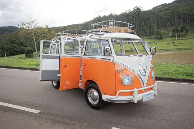 Beautifully Restored 1975 VW 23-Window T-1 (Splitwindow) Bus with Sunroof 1975 Volkswagen Bus/Vanagon