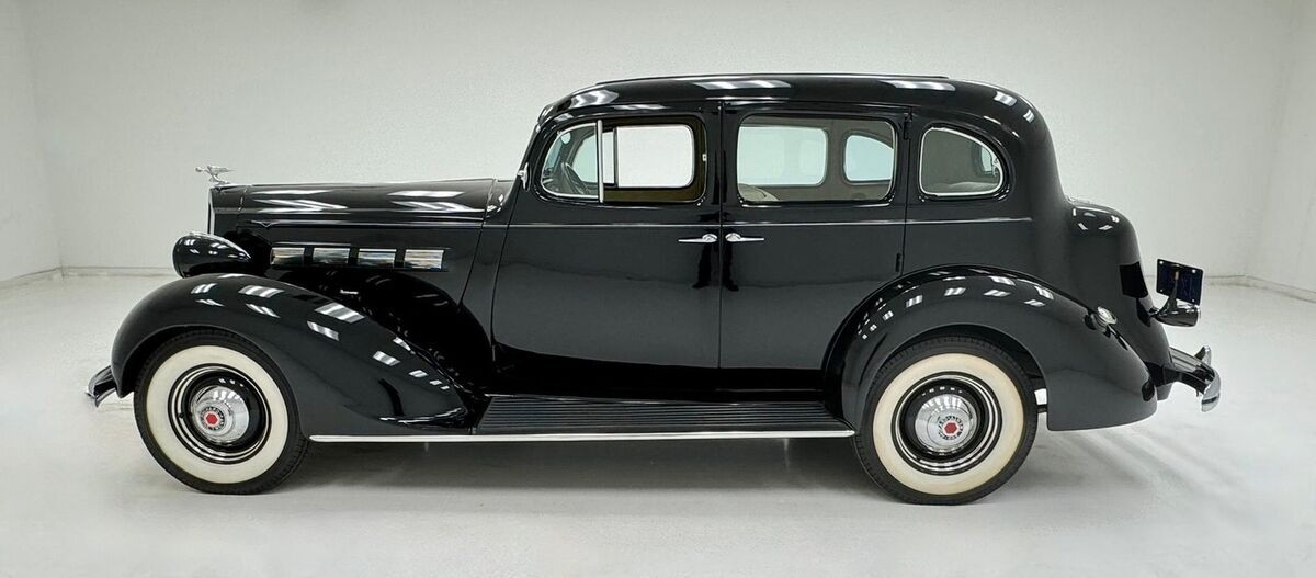 1937 Packard Eight 120-C Sedan - photo 2