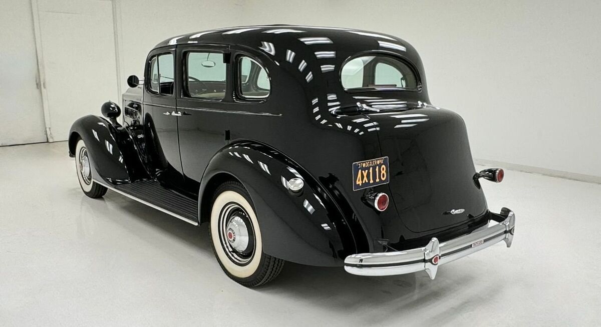 1937 Packard Eight 120-C Sedan - photo 3