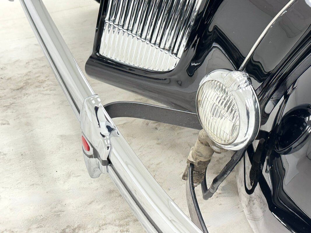 1937 Packard Eight 120-C Sedan - photo 9