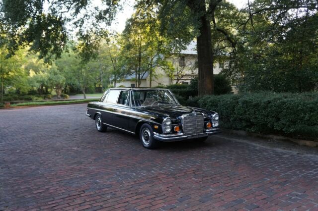 1973 Mercedes-Benz 200-Series