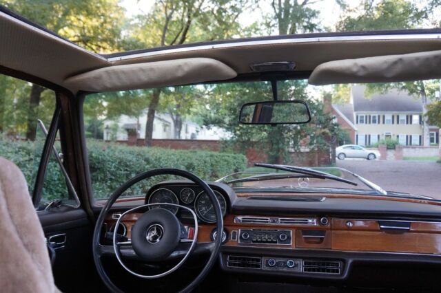 1973 Mercedes-Benz 200-Series - photo 10