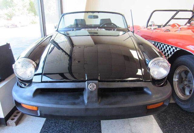 1977 MG MGB Convertible - photo 2