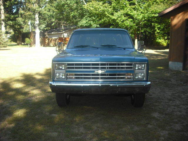Blue exterior Color, Body and floors in great condition, factory towing package 1988 Chevrolet Suburban 2 wheel drive