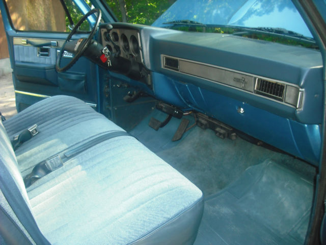 1988 Chevrolet Suburban 2 wheel drive - photo 12