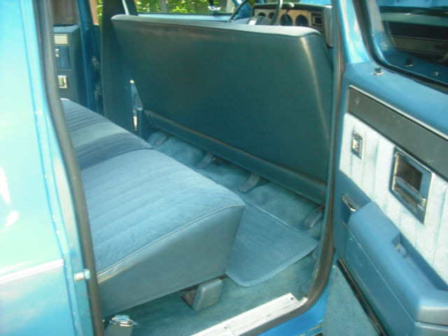 1988 Chevrolet Suburban 2 wheel drive - photo 13