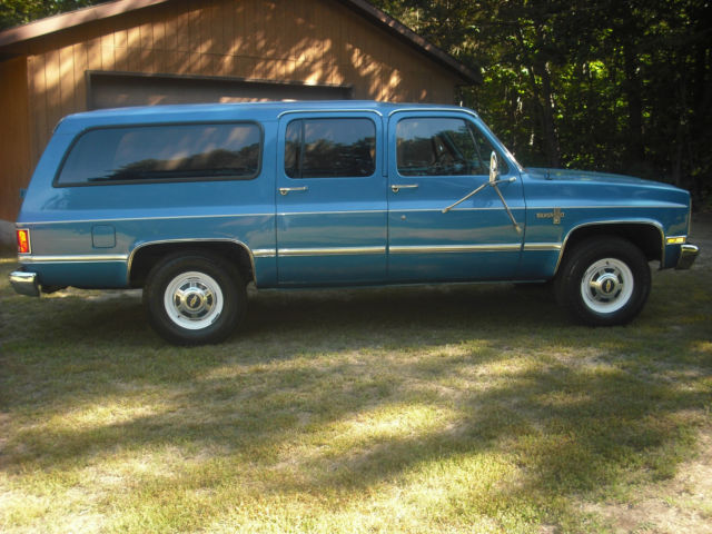 1988 Chevrolet Suburban 2 wheel drive - photo 2