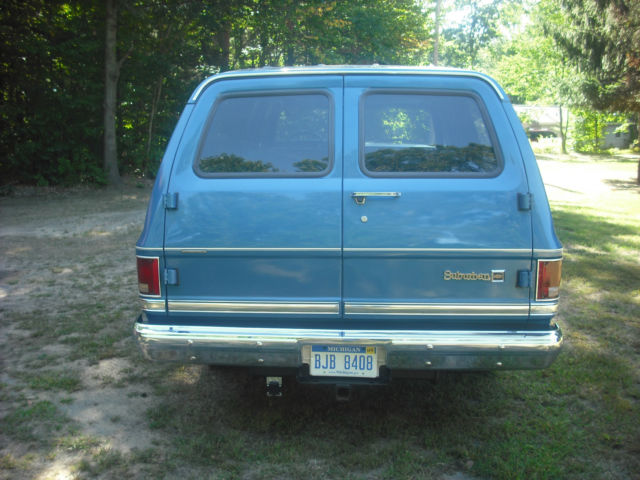 1988 Chevrolet Suburban 2 wheel drive - photo 3