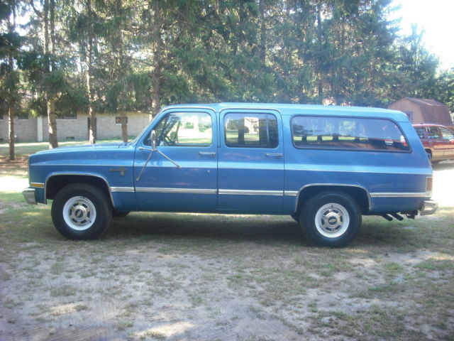1988 Chevrolet Suburban 2 wheel drive - photo 4