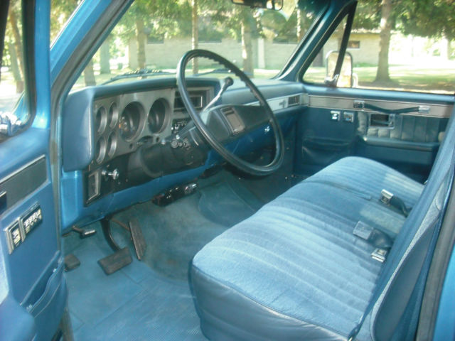 1988 Chevrolet Suburban 2 wheel drive - photo 5