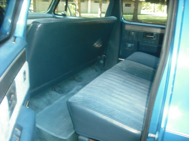 1988 Chevrolet Suburban 2 wheel drive - photo 6