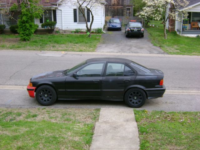 BMW 318i year 1993 runs....PICK UP ONLY IN LOUISVILLE KY 1993 BMW 3-Series