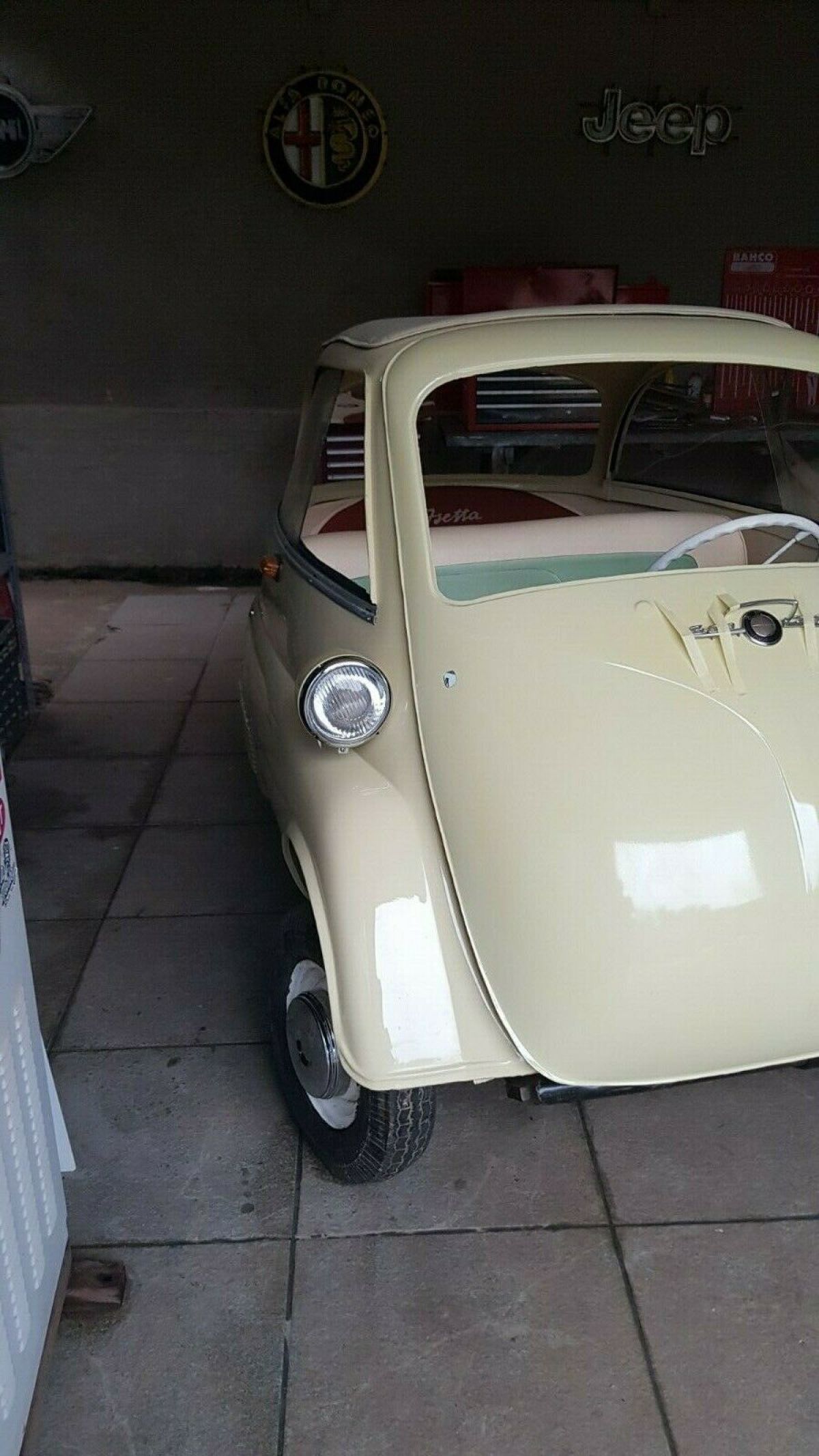BMW Isetta 300cc . Year 1960 / Restored 1960 BMW Isetta