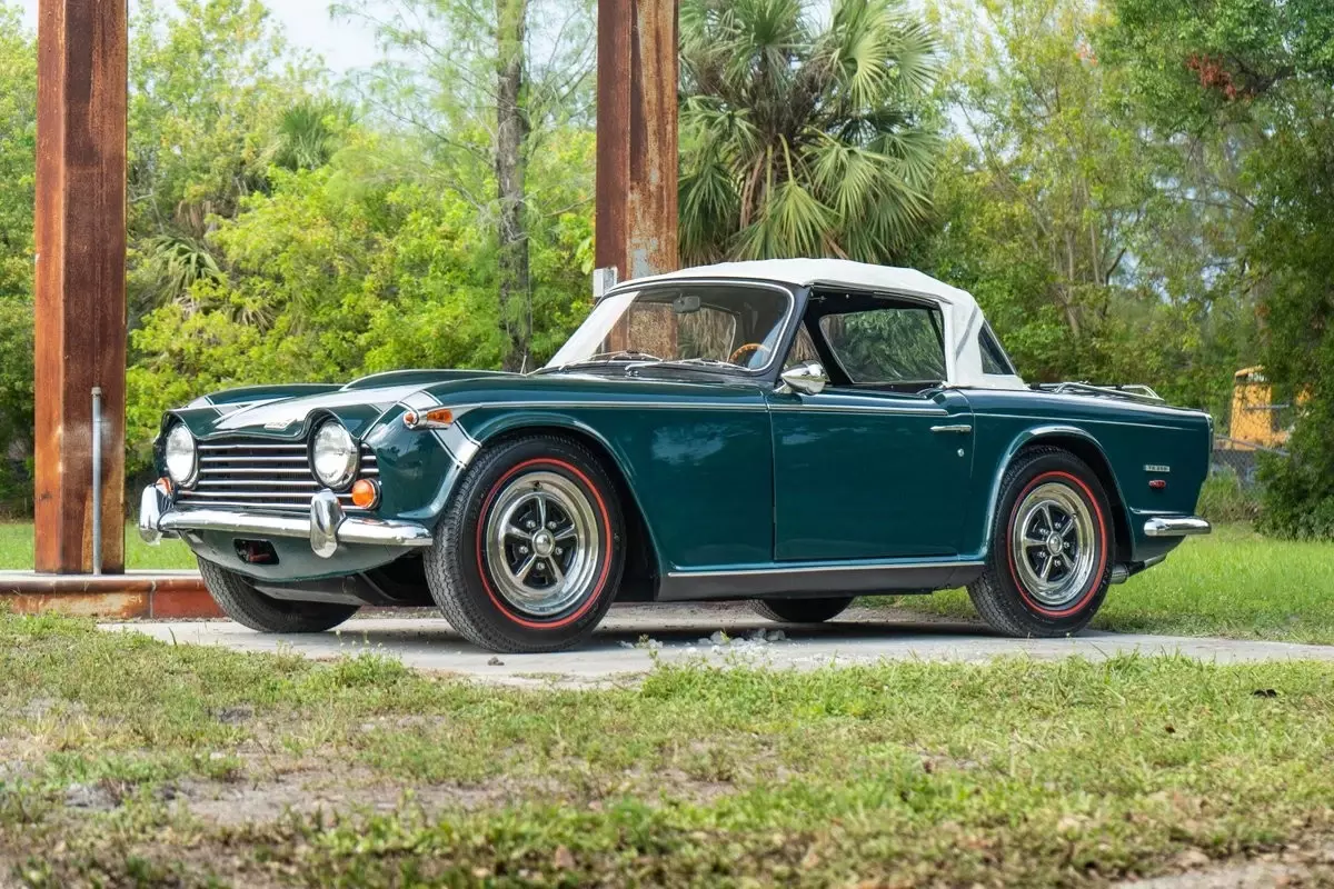 British Fun / 2.5-liter inline-six engine / 4-speed manual 1968 Triumph TR250