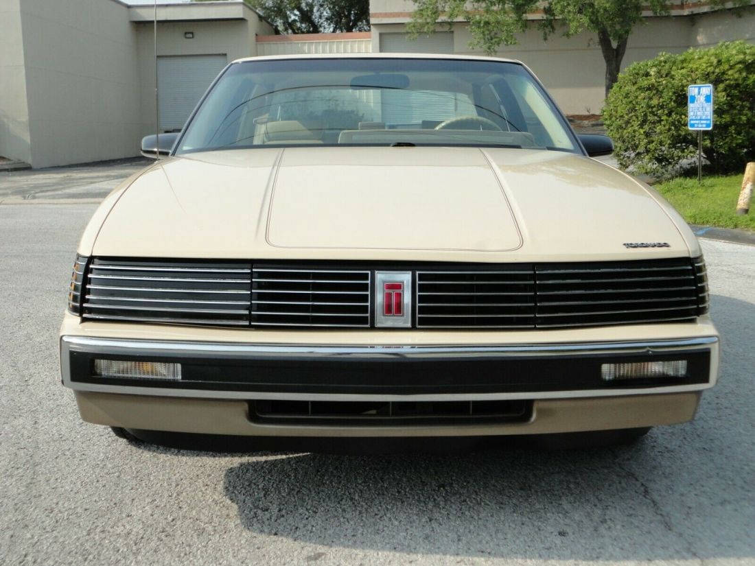 1986 Oldsmobile Toronado Brougham - photo 2