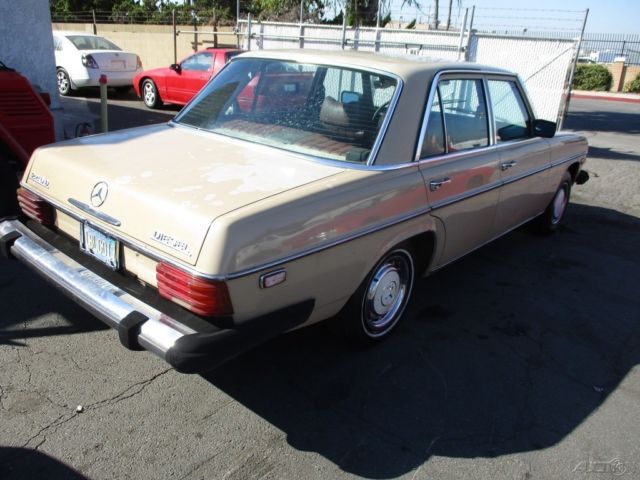 1975 Mercedes-Benz 200-Series - photo 6