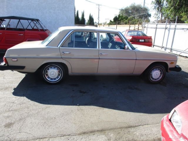 1975 Mercedes-Benz 200-Series - photo 7