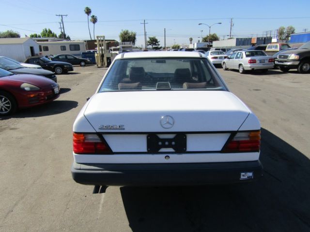 1989 Mercedes-Benz 200-Series - photo 6