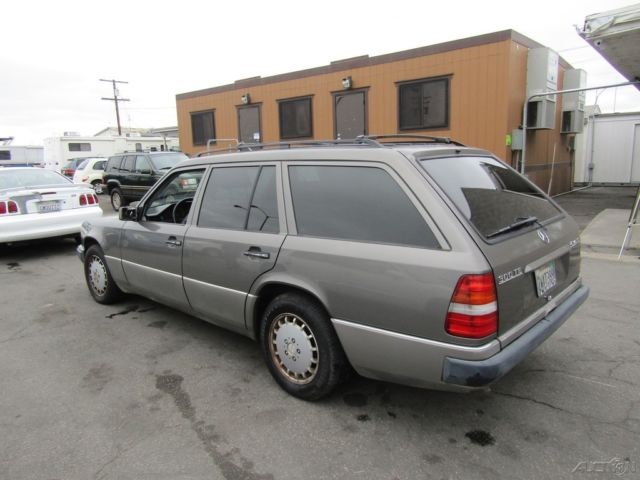 1991 Mercedes-Benz 300-Series 4 Dr 4MATIC® AWD - photo 3