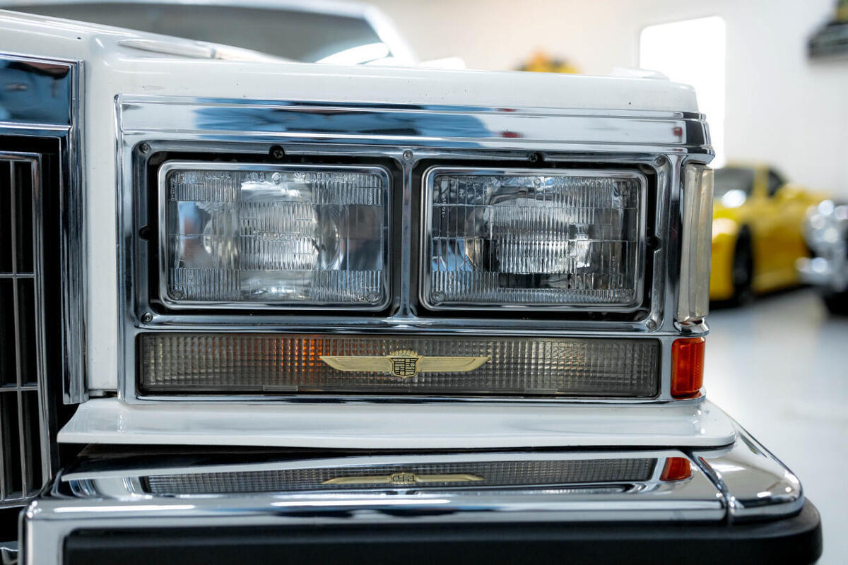 1984 Cadillac Fleetwood Brougham Sedan - photo 12
