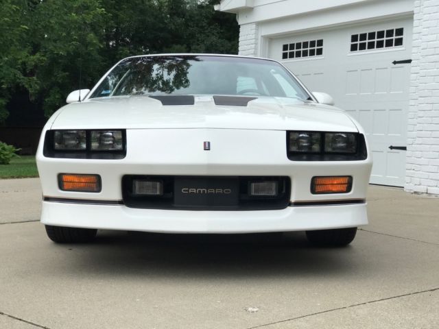 1986 Chevrolet Camaro IROC Z 5.0 TPI 9500 Miles - photo 2