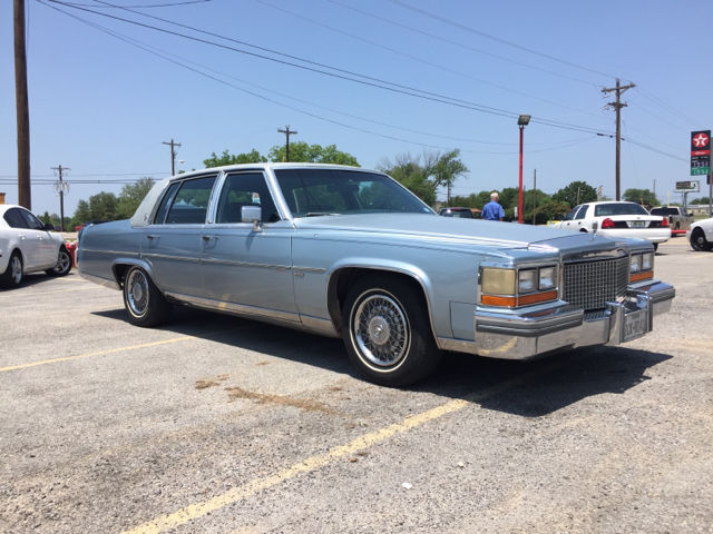 CARFAX certified Runs and Drives Cold AC Leather Loaded AM/FM All Original 1981 Cadillac Fleetwood Broughan Texas Car No Rust LOW RESERVE TX
