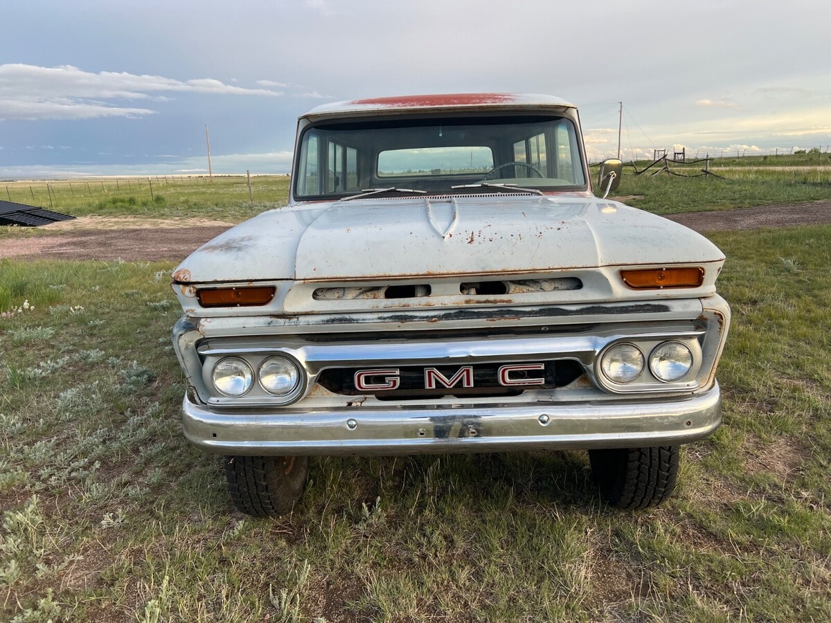 1966 GMC Suburban - photo 2