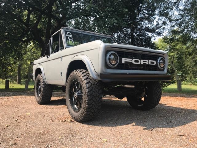 CEMENT GREY Early Bronco 400HP IPAD Dash, Custom Grill, 4” WH Lift, Push Start! 1976 Ford Bronco