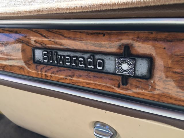 1977 Chevrolet C/K Pickup 2500 Silverado trim in good condition - photo 4