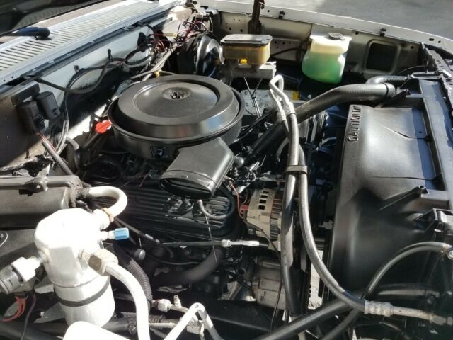 1988 Chevrolet Suburban -Silverado Package-Air conditioning-4X4-3rd Row- - photo 8