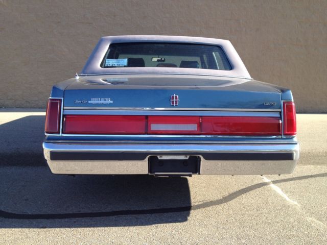 1986 Lincoln Town Car Signature Series - photo 4