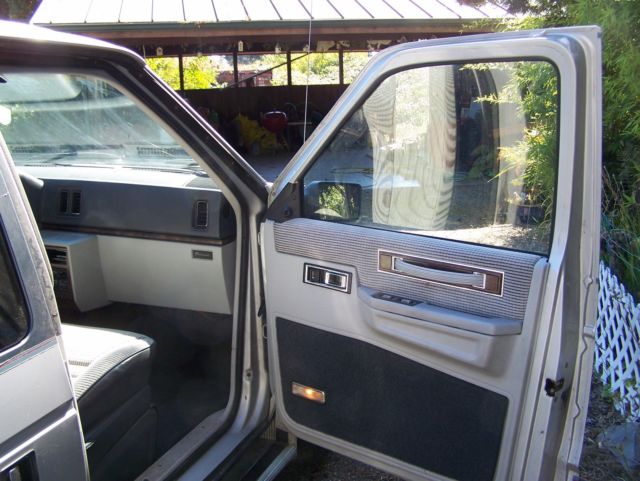 1984 Dodge Caravan - photo 2