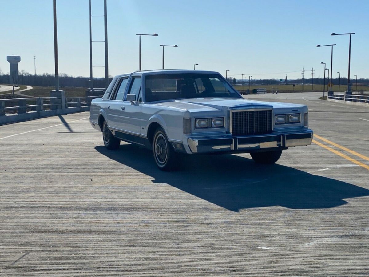 1986 Lincoln Town Car - photo 2