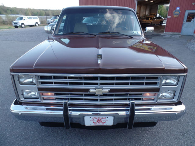 1988 Chevrolet Suburban Silverado 4x2 - photo 2