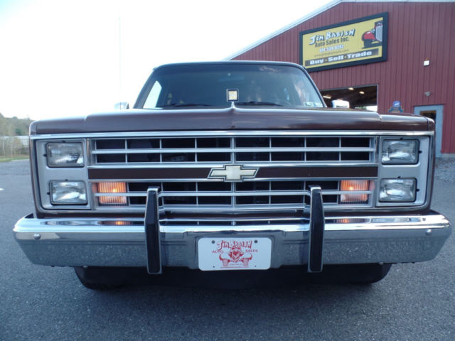 1988 Chevrolet Suburban Silverado 4x2 - photo 3