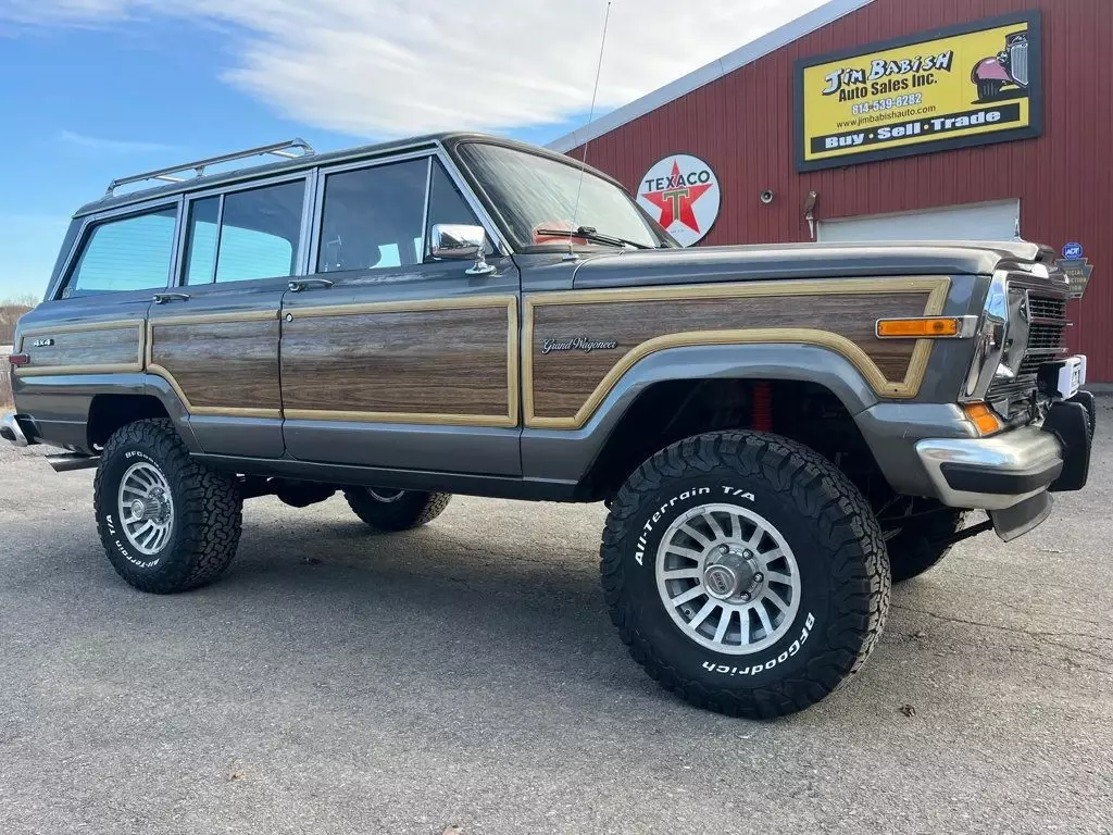 Classic 1989 Jeep Grand Wagoneer Lifted Rust Free Waggy ONLY 66,810 Miles 1989 Jeep Grand Wagoneer Lifted Rust Free Waggy