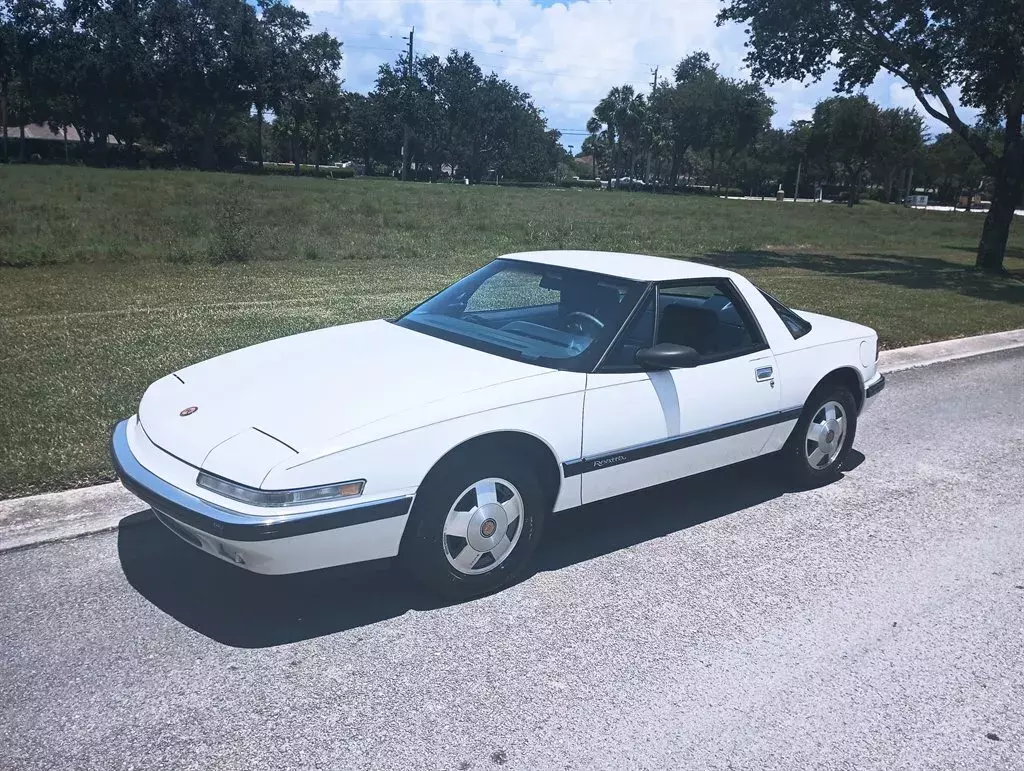 Classic Beautiful White 1990 90 Buick Reatta 2 door V6 CLEAN CARFAX! 1990 Buick Reatta Near Mint Vintage White 2 door Coupe