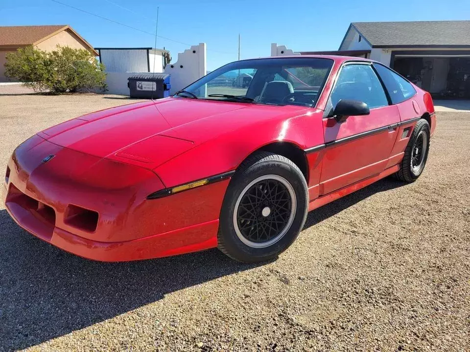 CLASSIC FIERO G.T. MID ENGINE 2. 8 cubic inch Collector Item. 1988 Pontiac. GM 1988 Pontiac Fiero